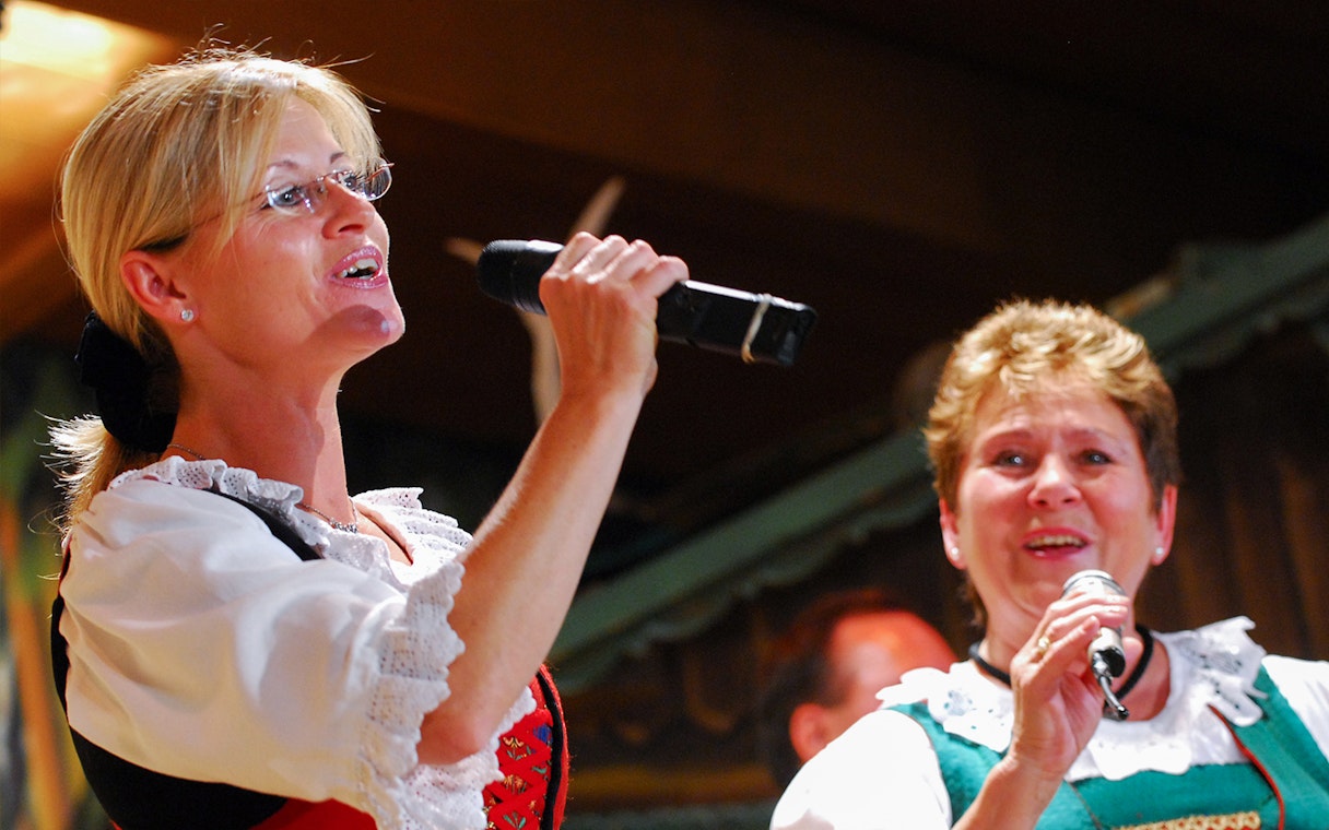 Singers performing at the Tyrolean Evening Folk Show with the Gundolf Family.
