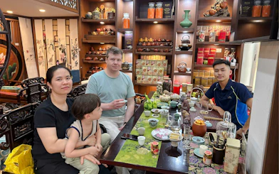 Hanoi: Vietnamese Tea Tasting & Brewing Class with Train Street Viewing