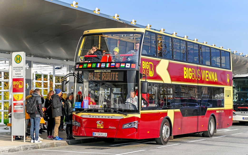 Hop-on hop-off bus at Vienna stop with passengers boarding, featuring the Big Bus Vienna logo.