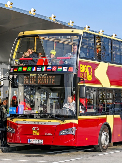 Hop-on hop-off bus at Vienna stop with passengers boarding, featuring the Big Bus Vienna logo.