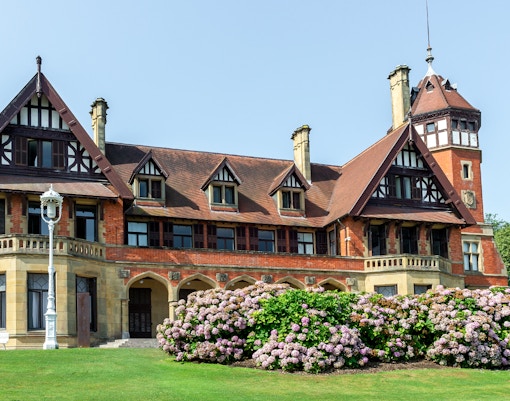 Die Zugtour durch San Sebastian hält am Miramar-Palast mit seinen blühenden Gärten.