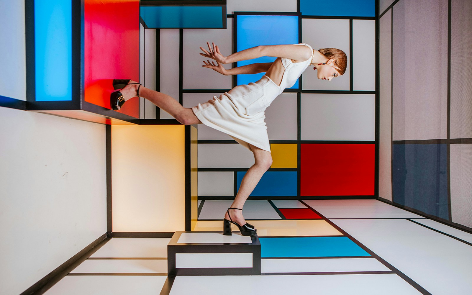 Visitor interacting with Mondriaan Room installation at Upside Down Amsterdam.