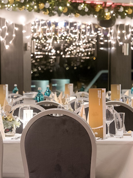 Dining setup on a decorated cruise ship for an afternoon advent cruise in Düsseldorf.