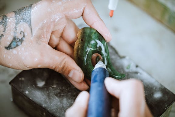 30-minute guided tour of jade carving rotorua-8