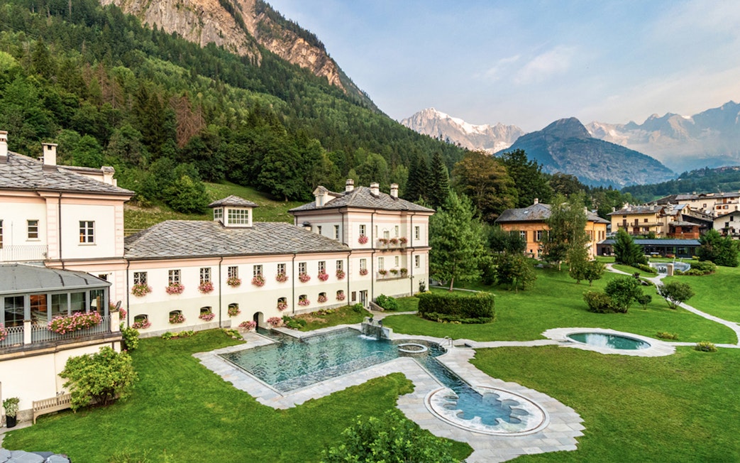 QC Terme Prè Saint Didier Resort & Spa with outdoor pool and mountain view.