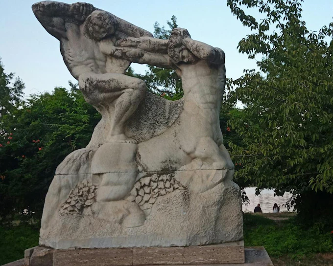 Romantic Bucharest, Les Jardins: Self-Guided City Exploration Game