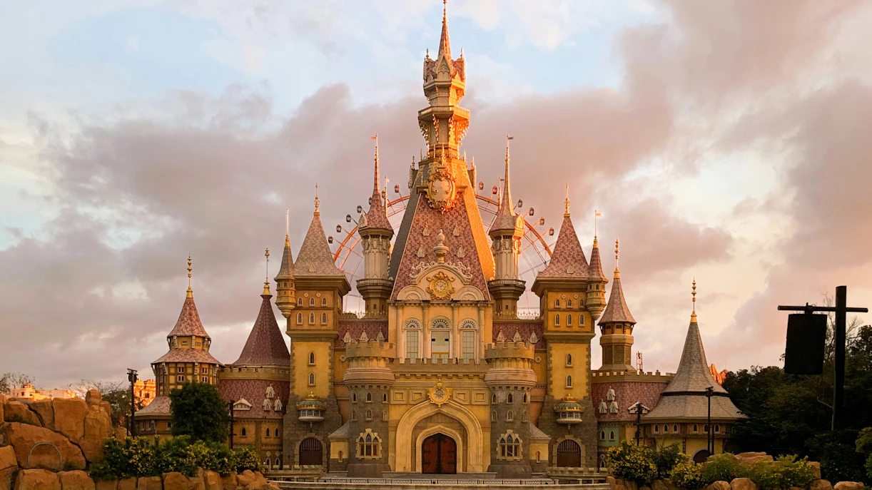 Fairy tale castle at VinWonders Phú Quốc, TP. Phú Quốc, Việt Nam with Ferris wheel in background.