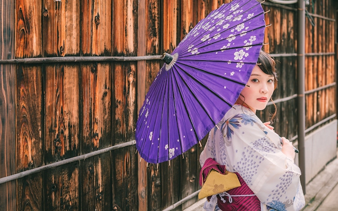 Guest in kimono with purple parasol at Kyoto Kimono Rental.