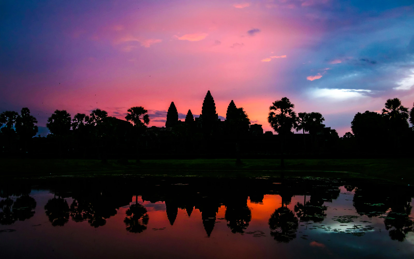 Angkor Wat Sunrise or Sunset Guided Tour with Bayon and Ta Prohm