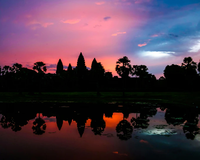 Angkor Wat Sunrise or Sunset Guided Tour with Bayon and Ta Prohm