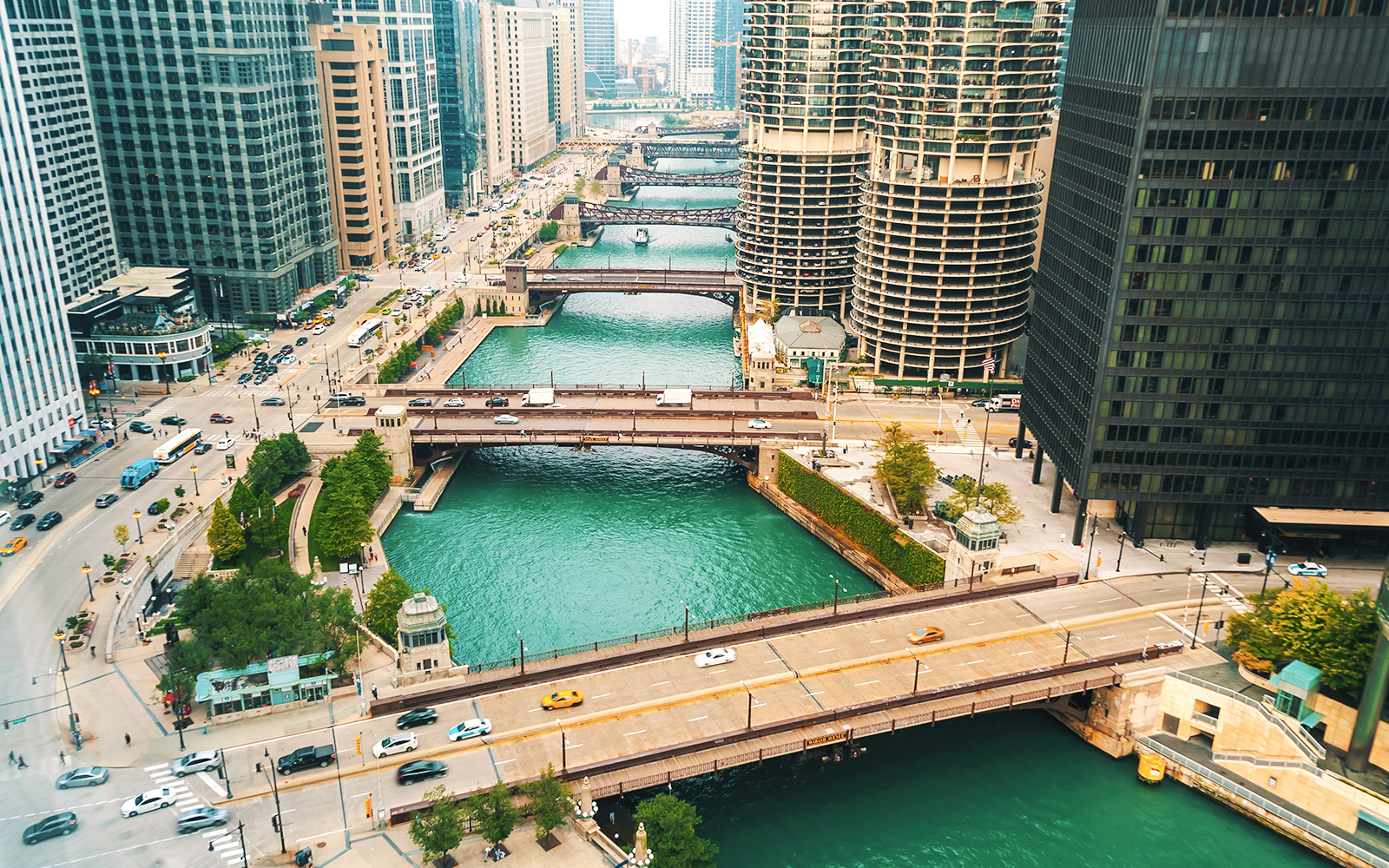 Chicago River with boats and traffic in Downtown Chicago.