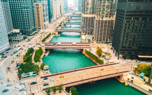 Chicago River with boats and traffic in Downtown Chicago.