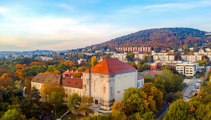 Why choose Budapest hop-on-hop-off tours?