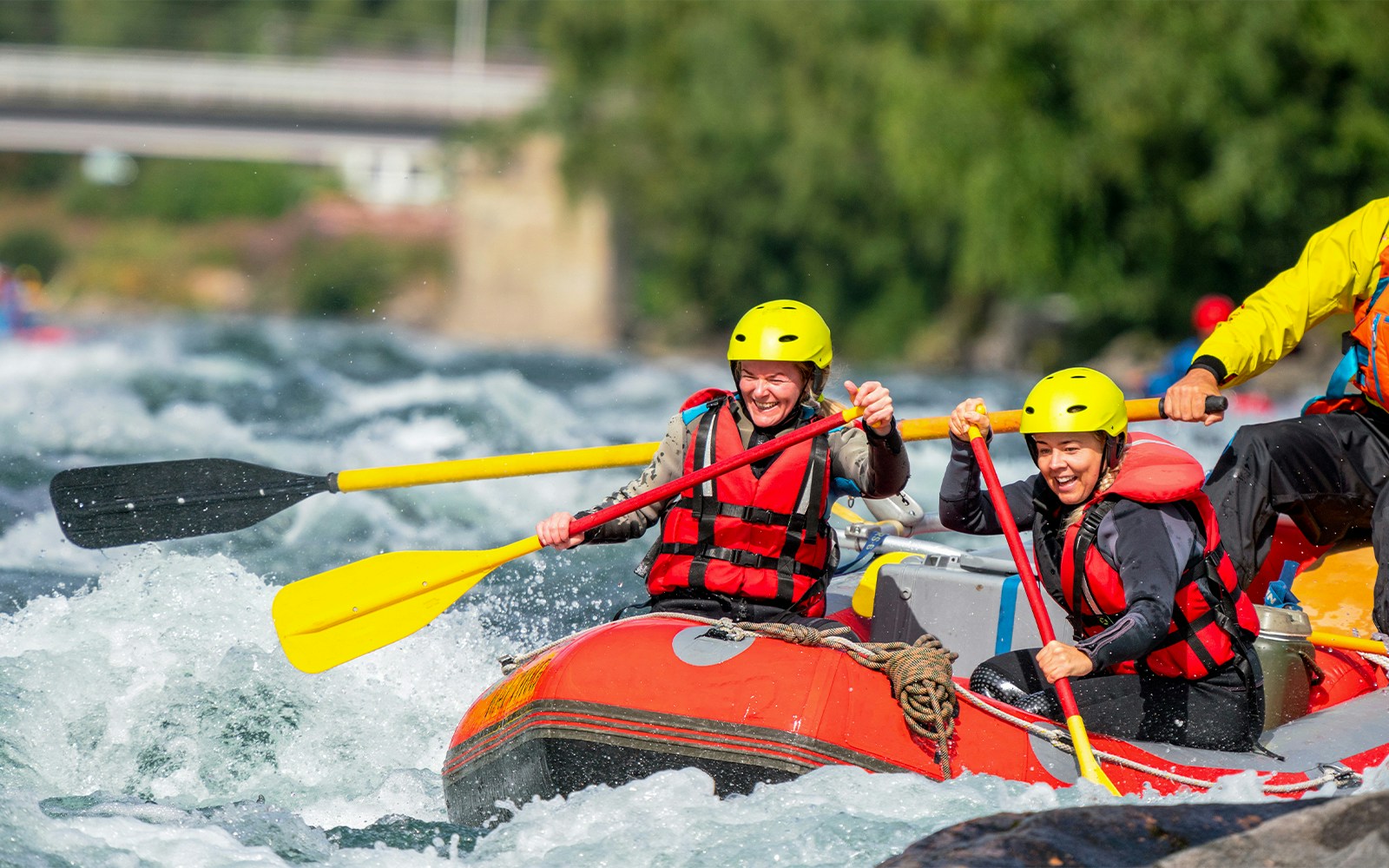 Rafting em águas brancas na Tailândia
