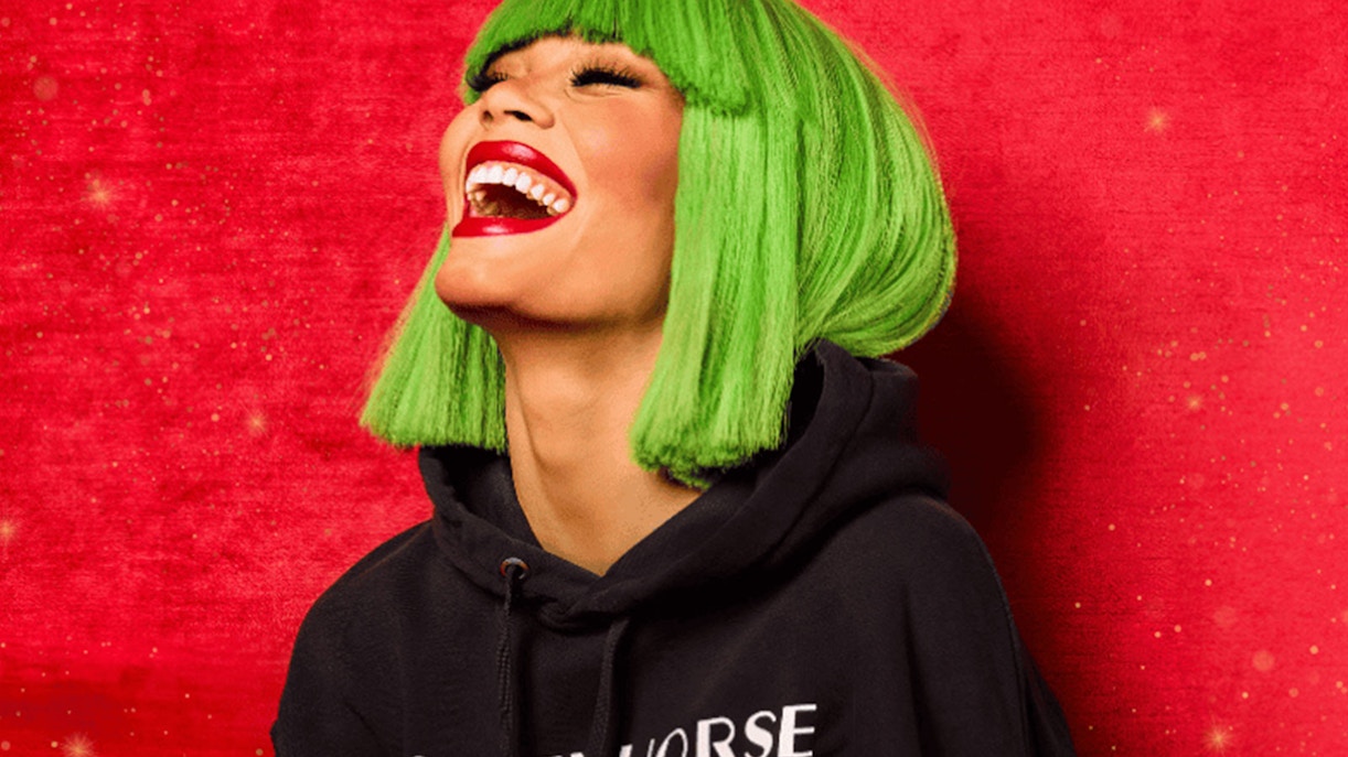 Une femme à la perruque verte en train de rire