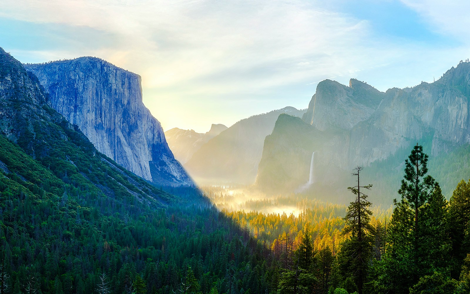 Sunrise view of El Capitan and Bridalveil Fall from Tunnel View, Yosemite National Park.