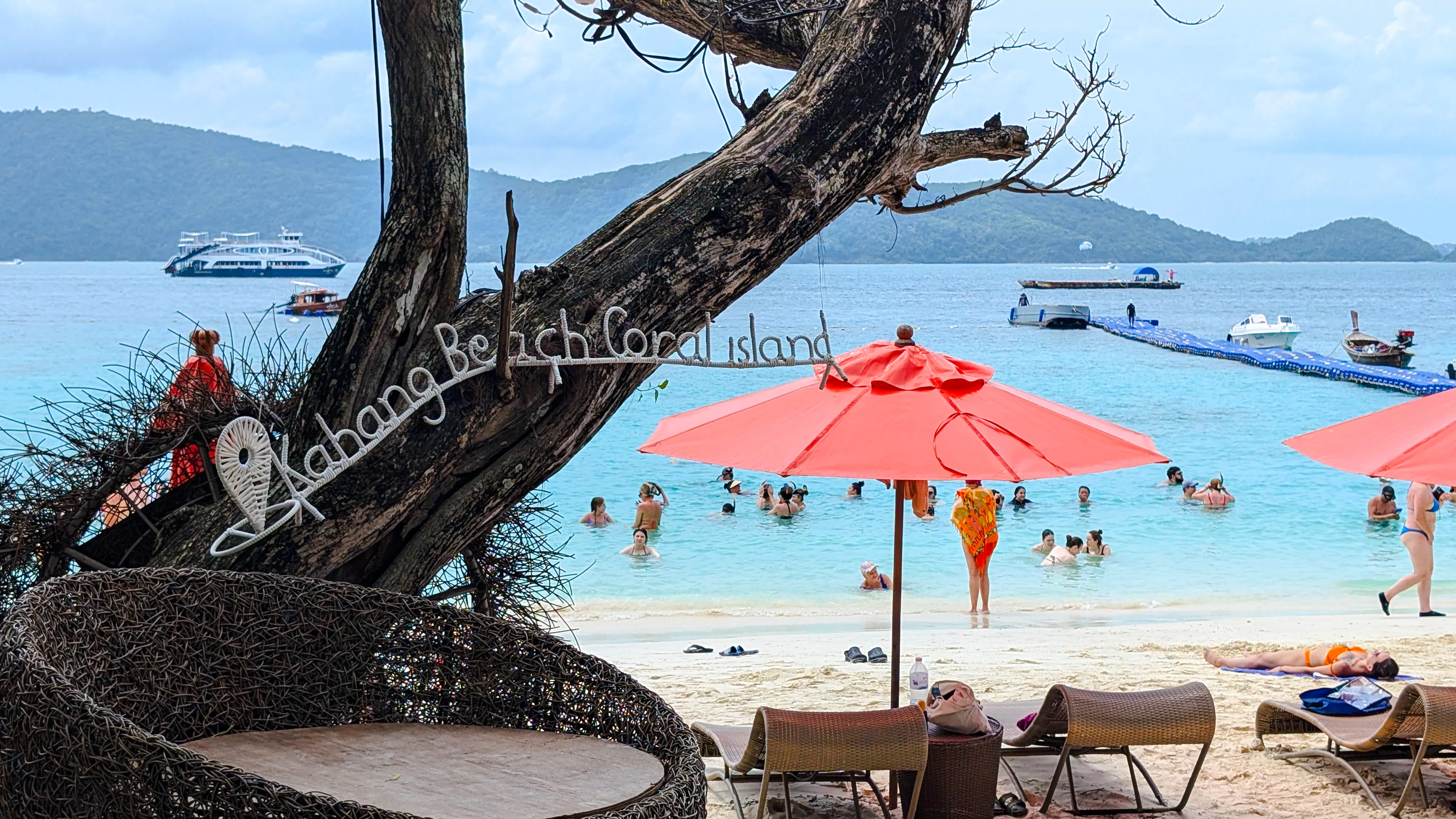phuket: privat tur-retur-reise med langhalet båt til coral island-13