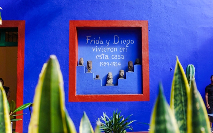 Frida Kahlo Museum blue wall with "Frida y Diego vivieron en esta casa" inscription.