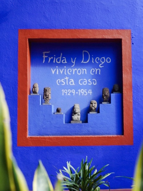 Frida Kahlo Museum blue wall with "Frida y Diego vivieron en esta casa" inscription.