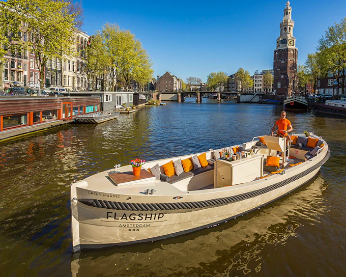 Amsterdam: 1-Hour Small-Group Canal Cruise in German with Unlimited Drinks
