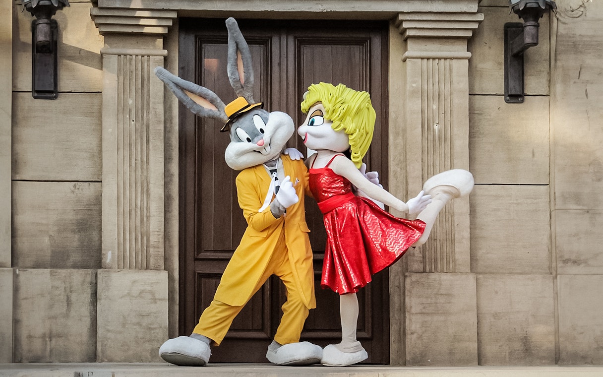 Bugs Bunny and Lola Bunny in costumes at Parque Warner Madrid.