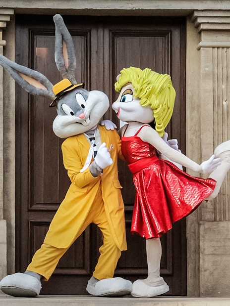 Bugs Bunny and Lola Bunny in costumes at Parque Warner Madrid.
