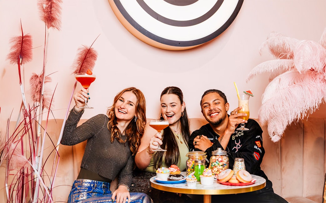 Group enjoying drinks and desserts at The Cafe at Upside Down Amsterdam.