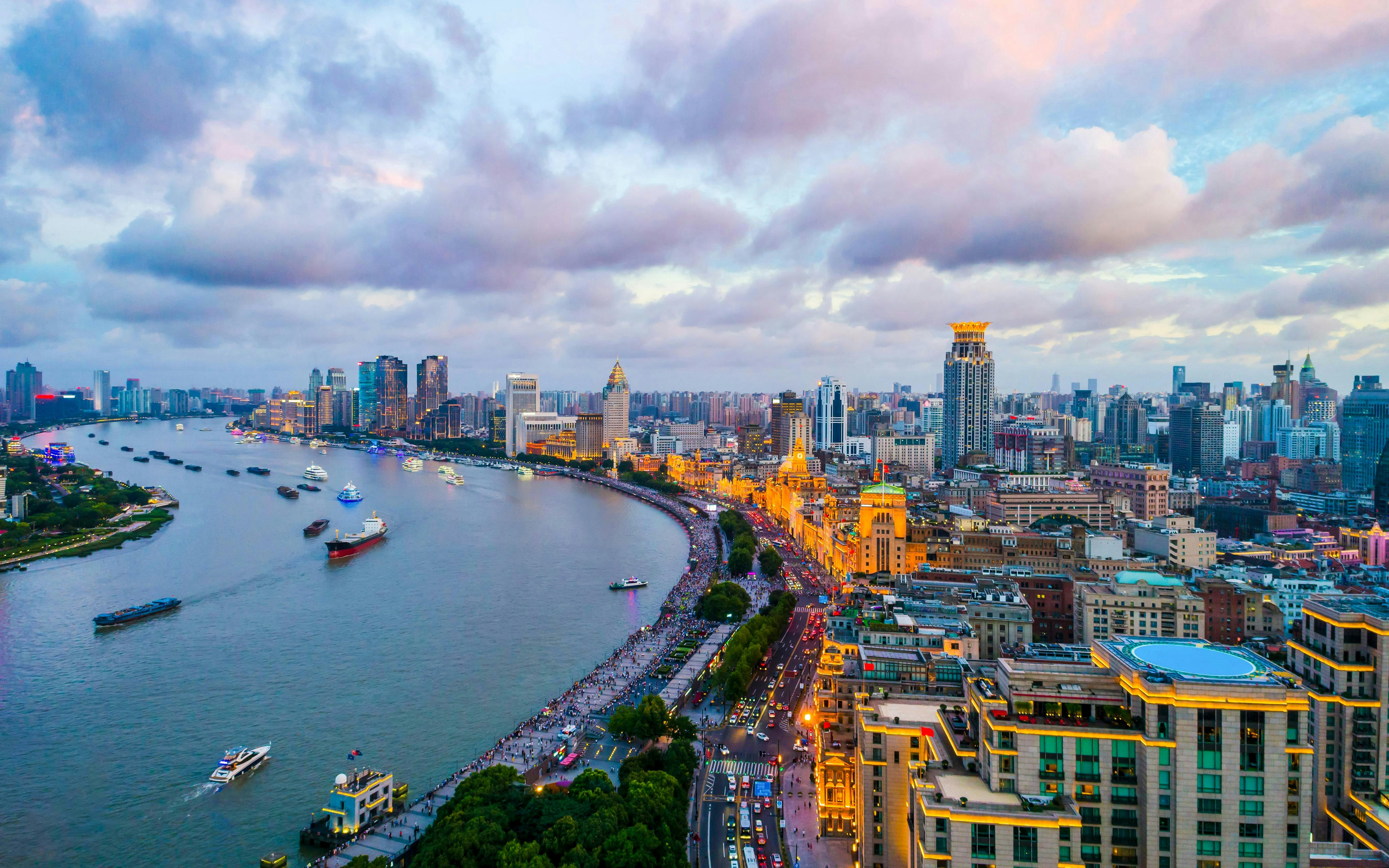 Silueta orașului Lujiazui (Districtul financiar Pudong)