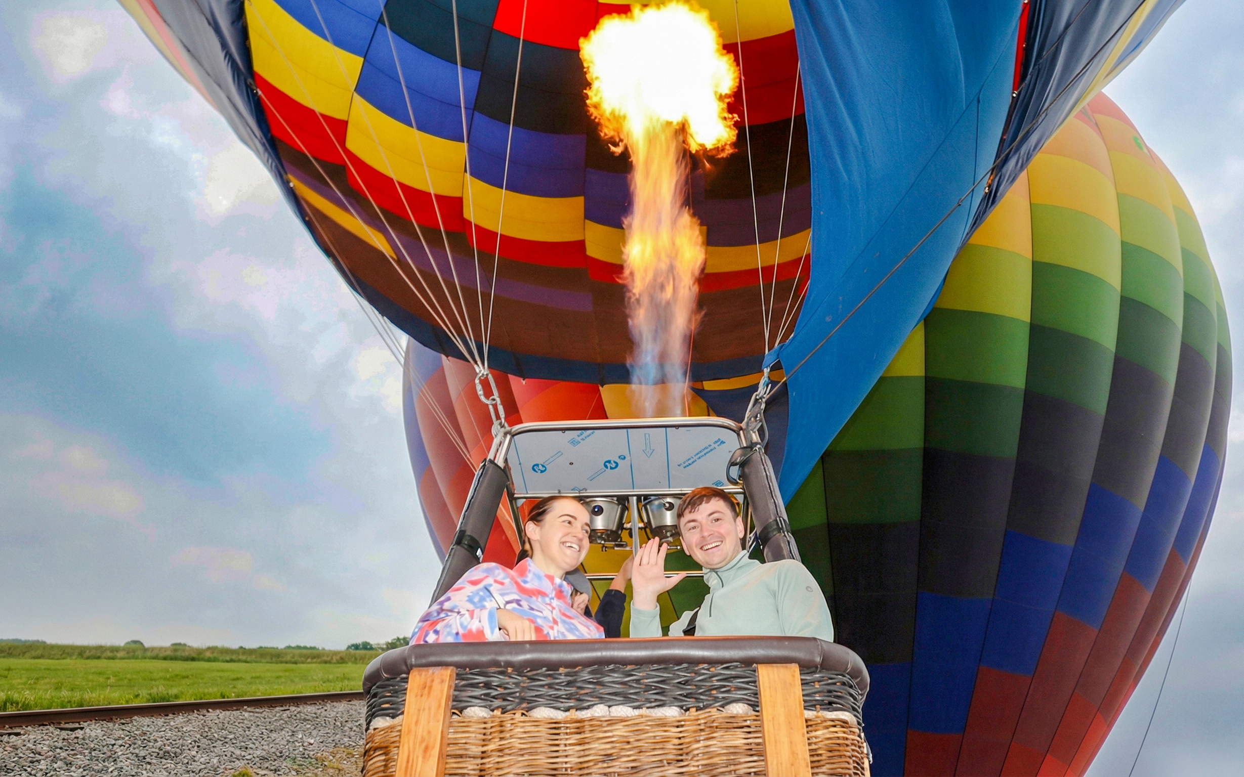 Hot air balloon flight with passengers near Mexico City.