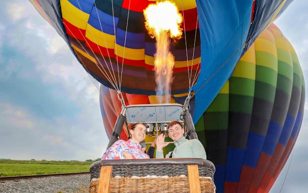 Hot air balloon flight with passengers near Mexico City.