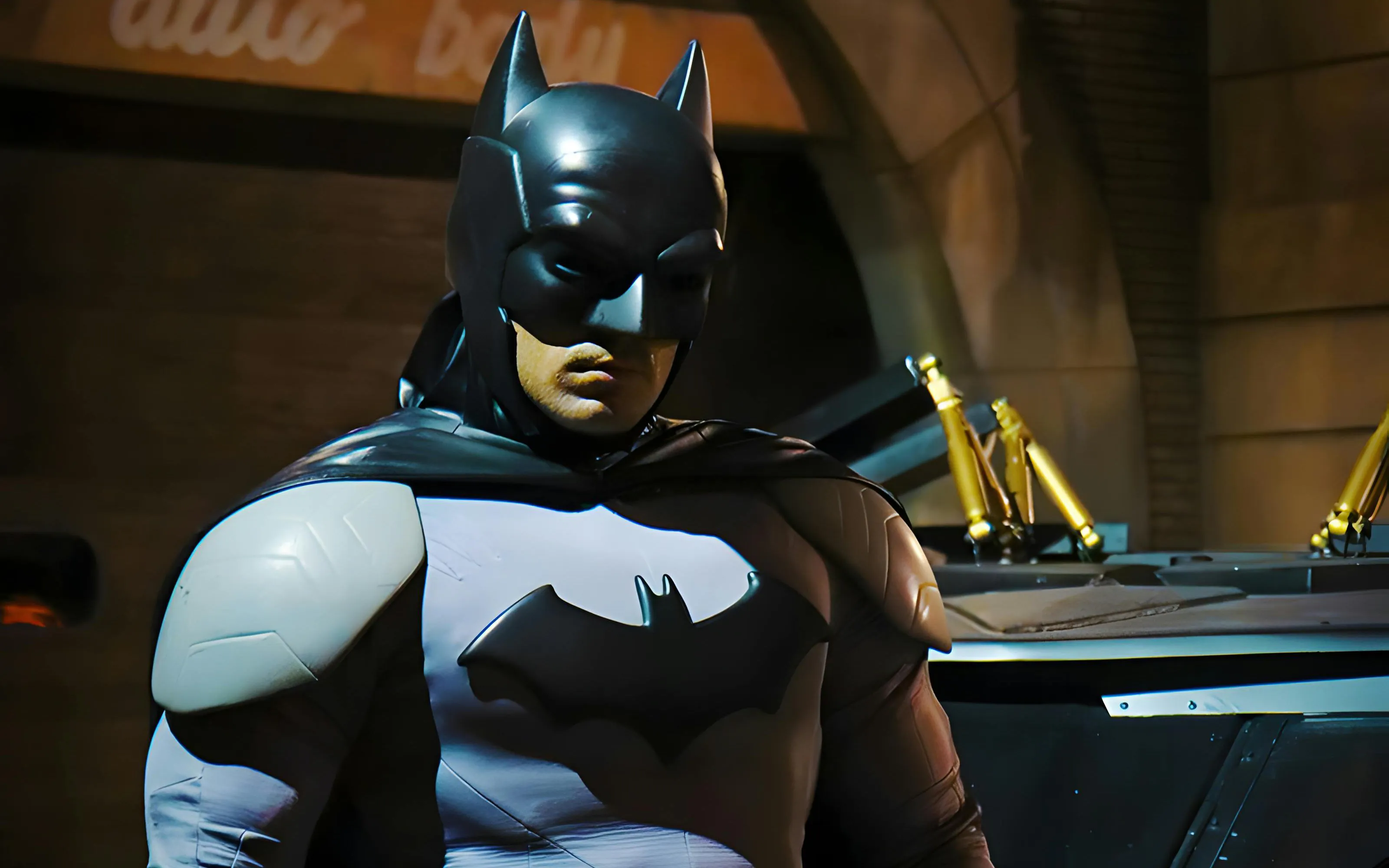 Batman character at Parque Warner night event.