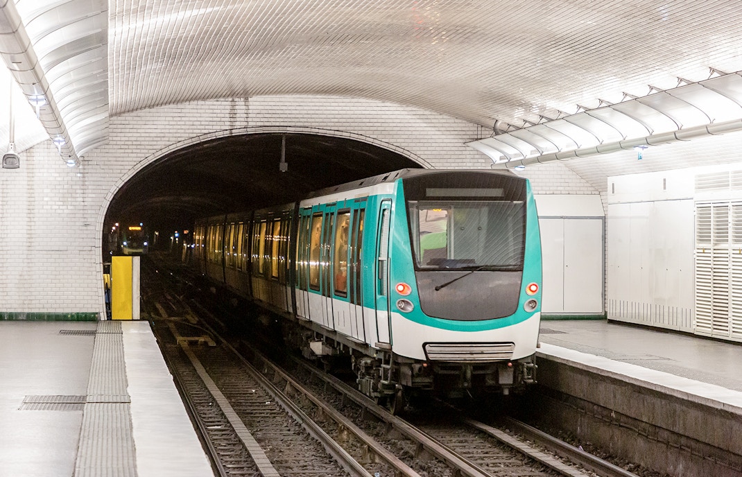 Un métro parisien entrant dans une station