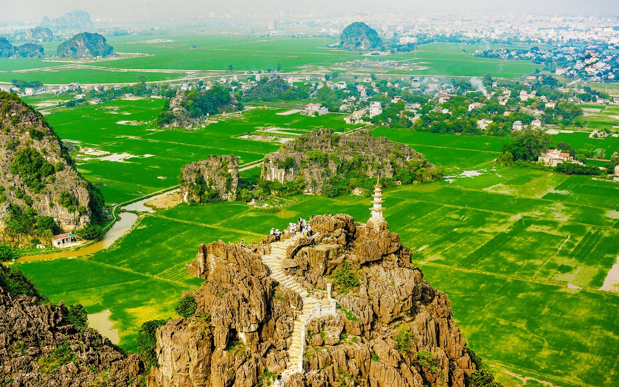 Panoramic view from Ngoa Long Mountain at Hang Múa complex, Ninh Bình, Vietnam.