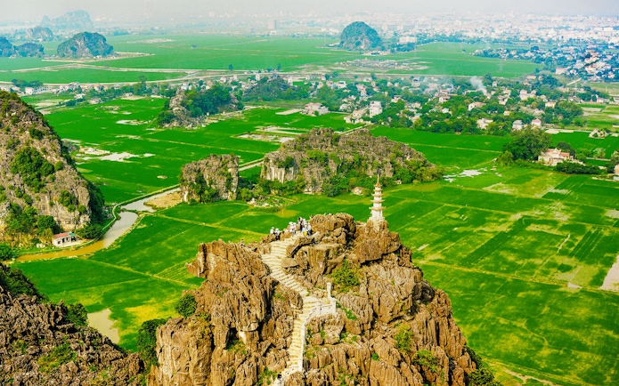 Panoramic view from Ngoa Long Mountain at Hang Múa complex, Ninh Bình, Vietnam.