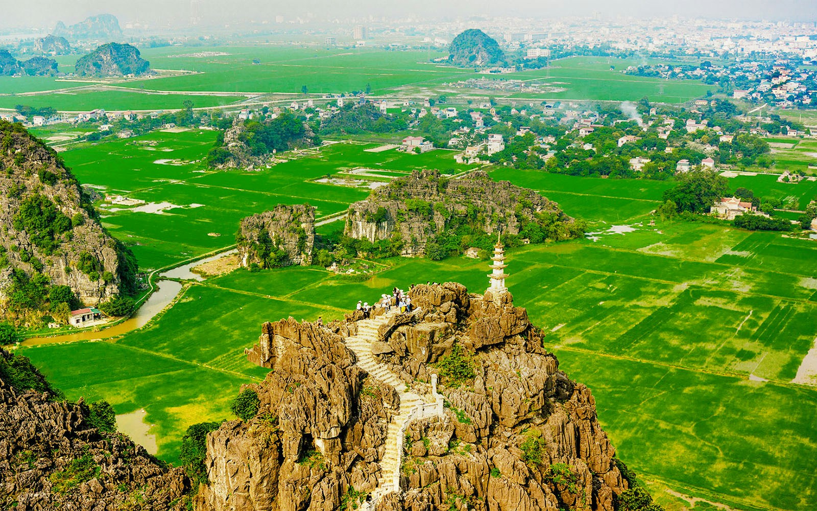 Panoramic view from Ngoa Long Mountain at Hang Múa complex, Ninh Bình, Vietnam.