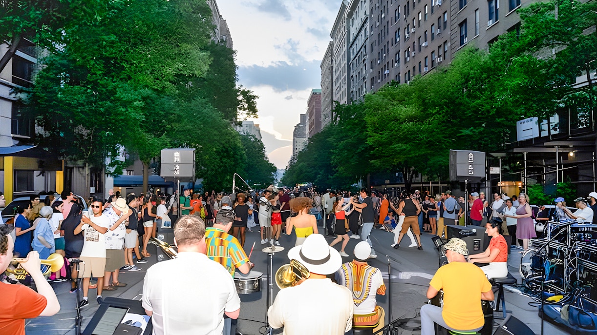 Crowd gathered in Manhatten for Manhattanhenge Event, a part of the Amercian Museum of Natural History events