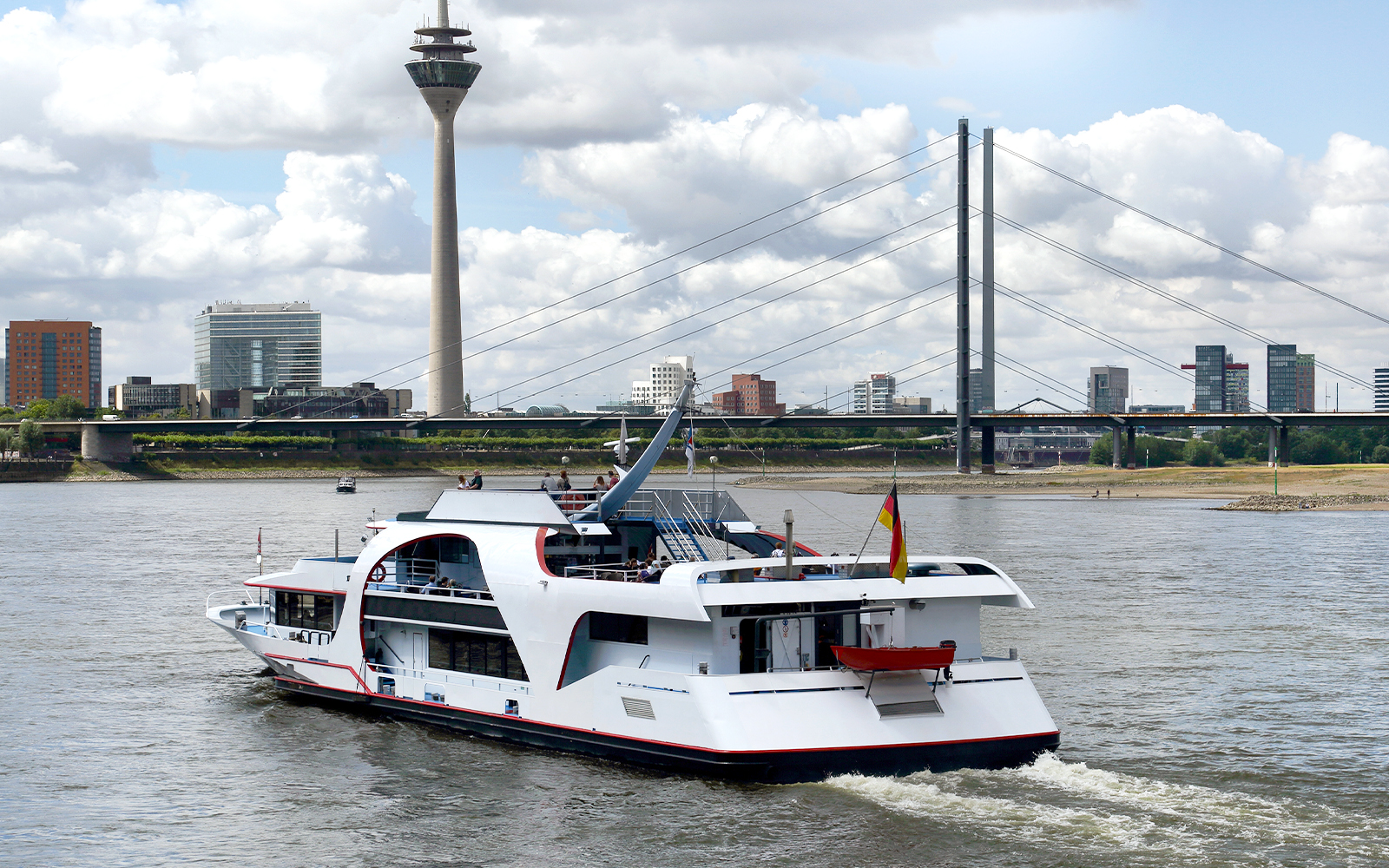 1-hour panoramic cruise in Dusseldorf