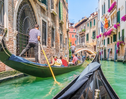 Una gondola in un canale - giro gondola venezia