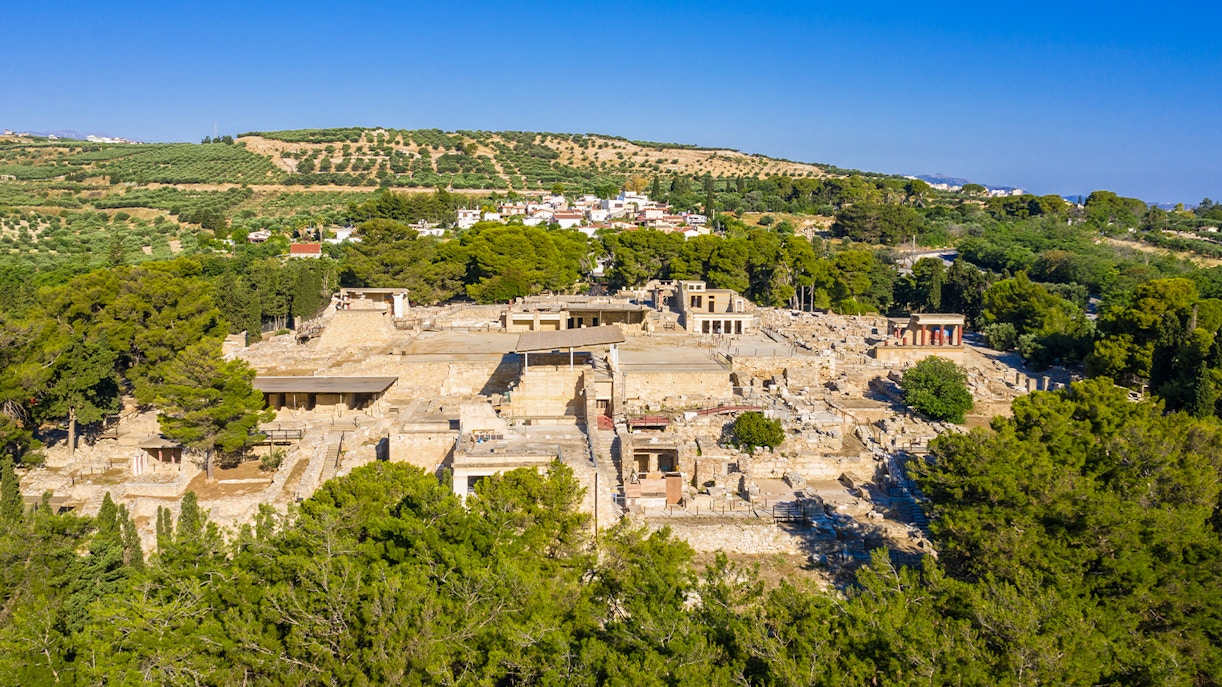 https://cdn-imgix.headout.com/media/images/ec8d2f2222c2130bb84f69e9a8a80a02-28282-knossos-knossos-palace-shared-tour---small-group--skip-the-line-ticket--07.jpg