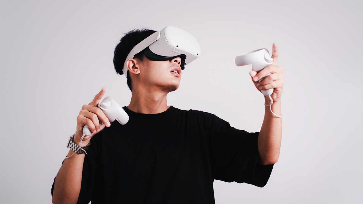 VR experience showcasing Legends Collection with iconic landmarks and historical figures.