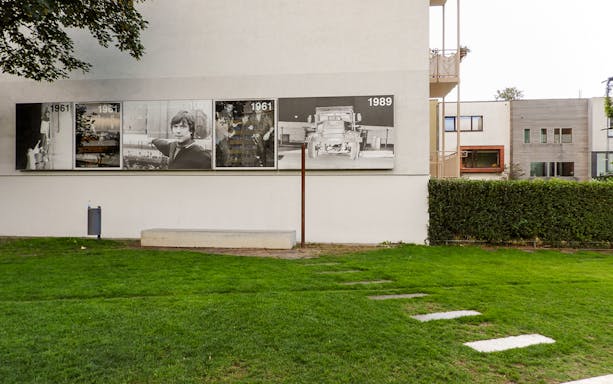 Berlin Wall timeline mural on building, depicting historical events from 1961 to 1989.