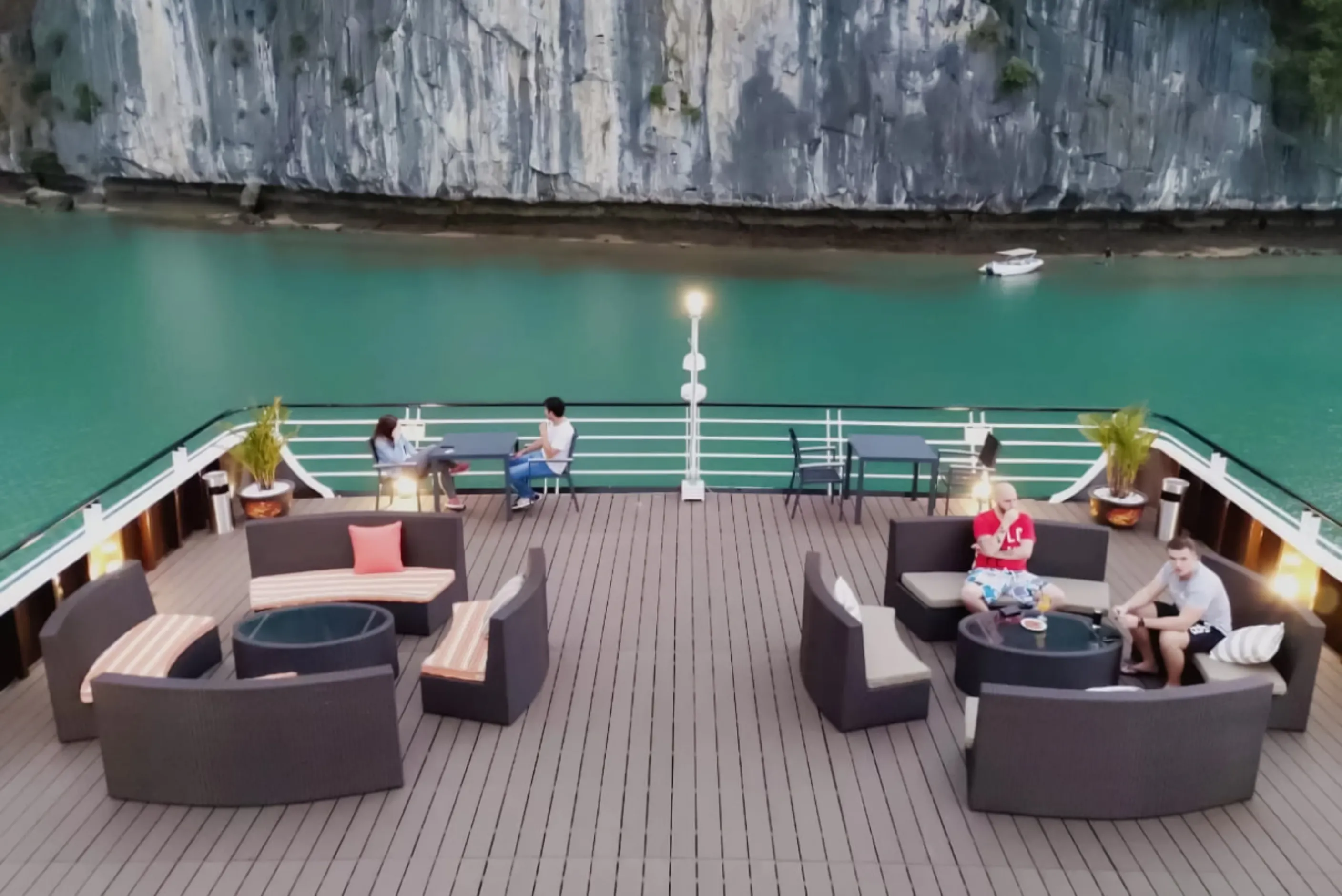 From Cat Ba: Lan Ha Bay Luxury Day Cruise with Viet Hai Village & Jacuzzi