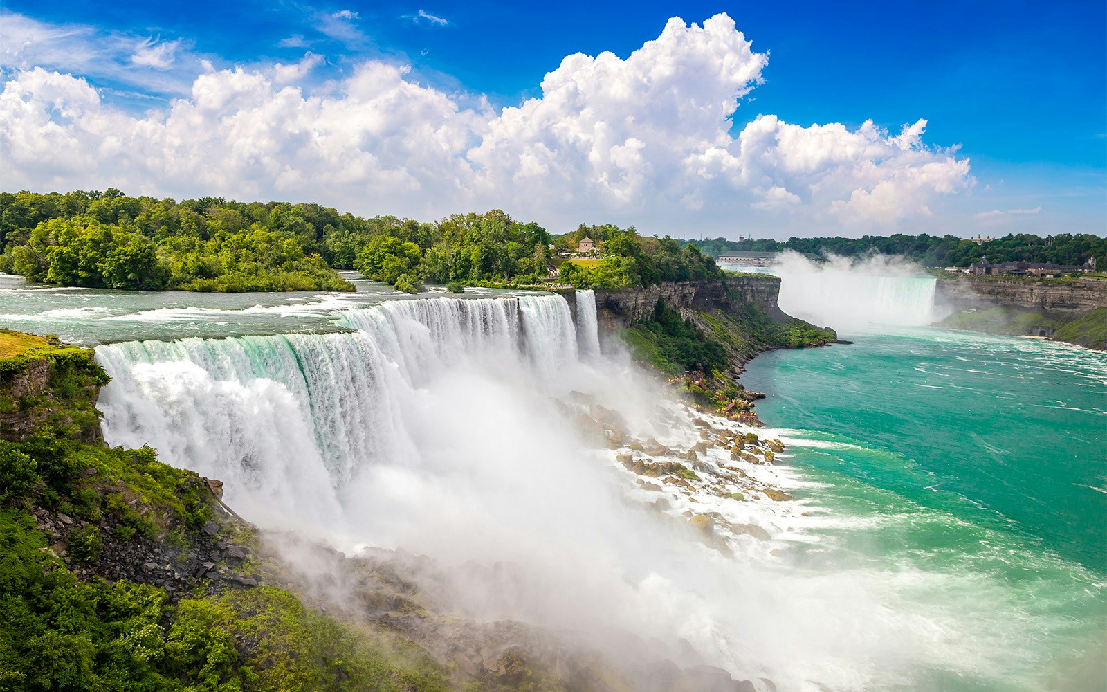 Niagara Falls cascading over cliffs at Niagara Falls State Park.