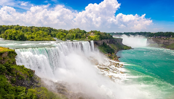 Niagara Falls cascading over cliffs at Niagara Falls State Park.