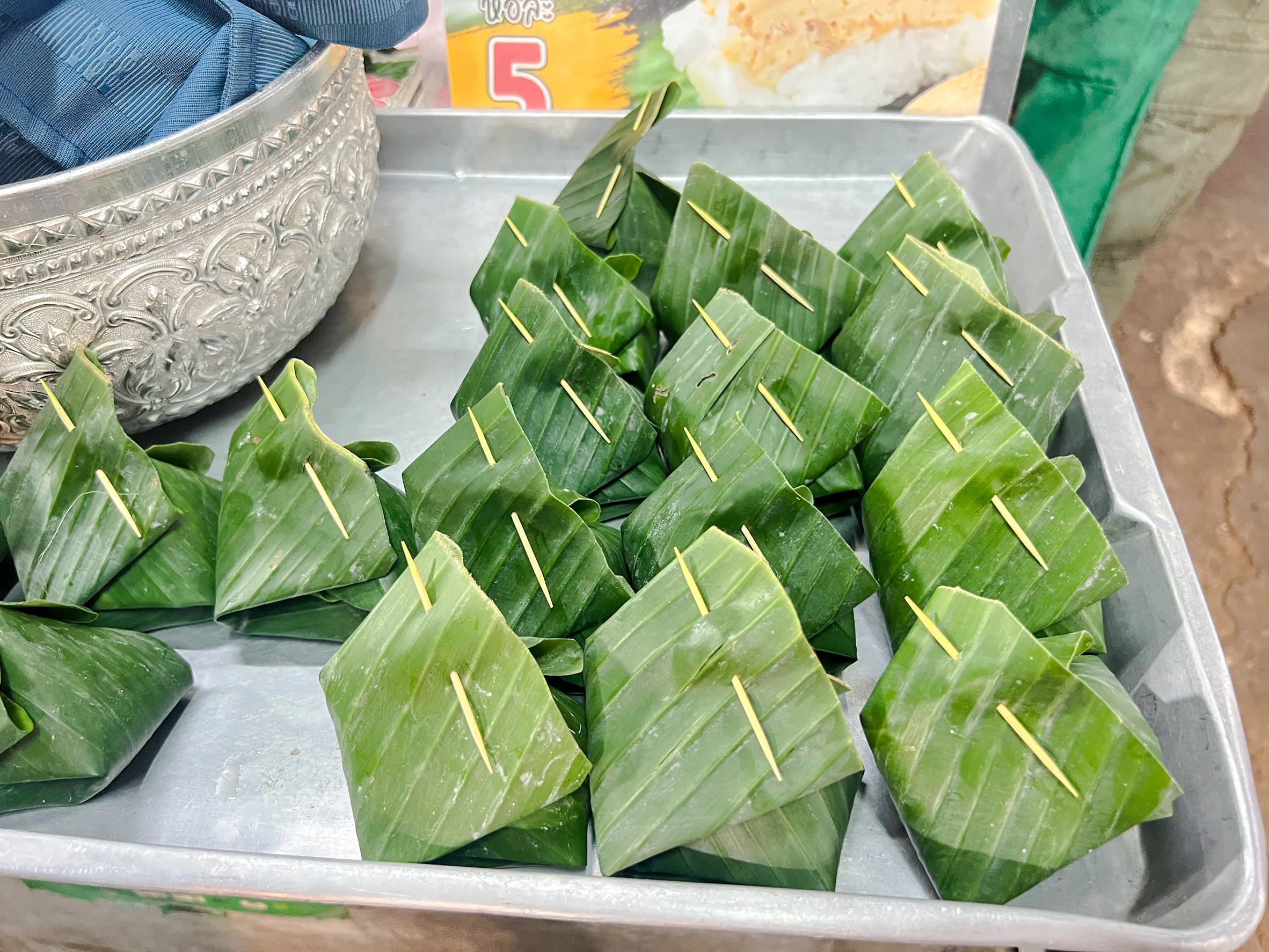 Chiang Mai Sunrise Almsgiving & Local Morning Market Walk
