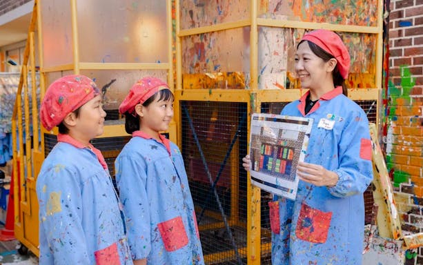 Children learning painting techniques at KidZania Osaka Koshien.