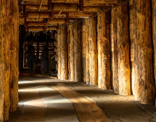 Tunnel mit Holzstämmen im Salzbergwerk Wieliczka