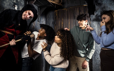 Visitors react to a costumed actor at the Amsterdam Dungeon.