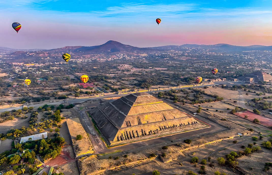 Hot air balloon over Teotihuacan pyramids, Mexico, with breakfast tour from Mexico City.