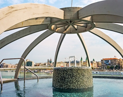 vista panorâmica do rio Danúbio e da piscina panorâmica das termas rudas budapeste